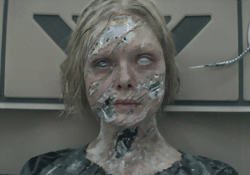 Tessa's damaged face in Predator: Badlands